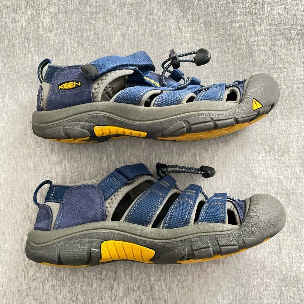 Keen Youth Size 4 Blue Newport H2 Closed Toe Washable Sandals Hook/Loop Closure